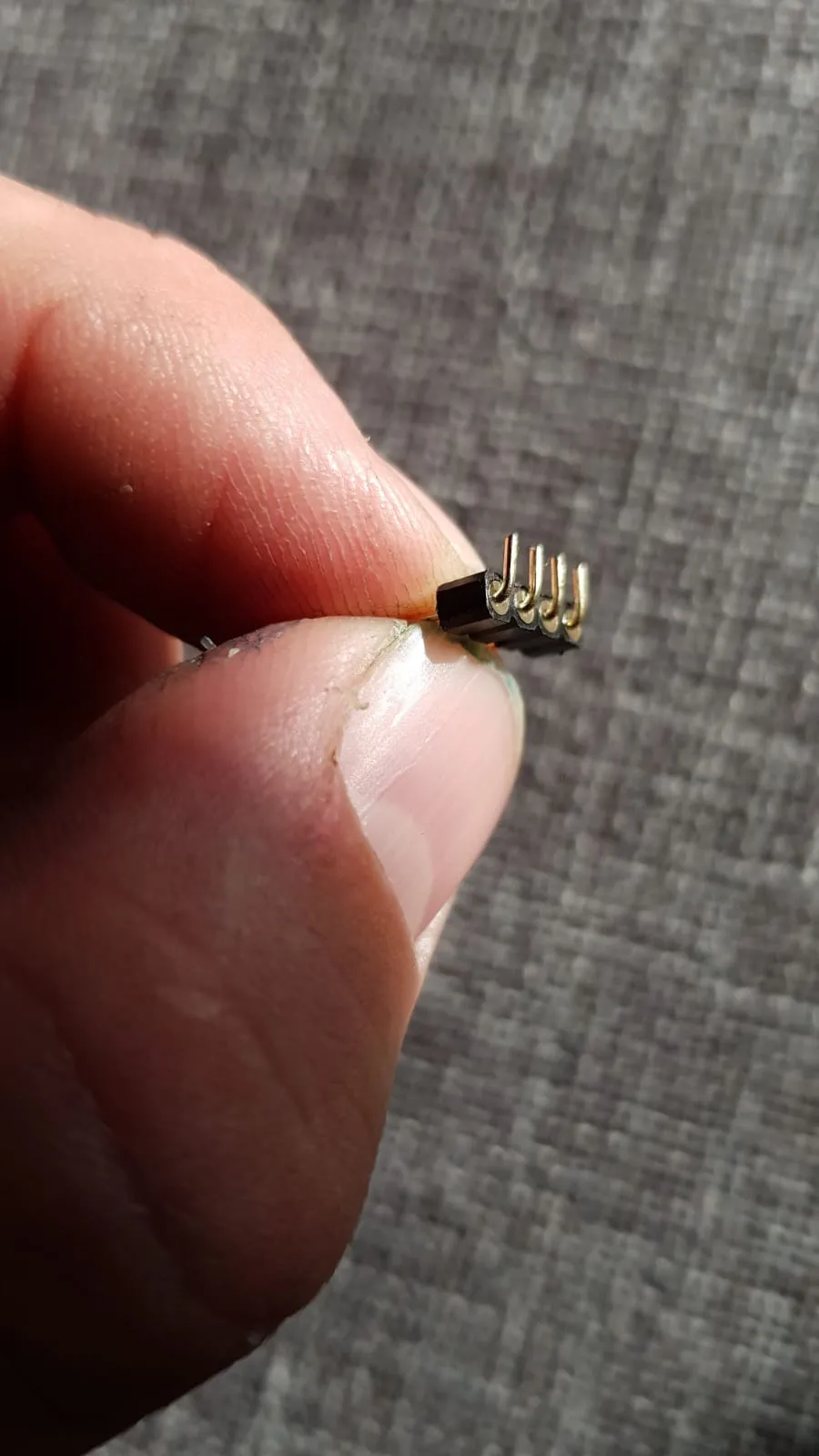 Broches du connecteur utilisé pour raccorder le ruban LED