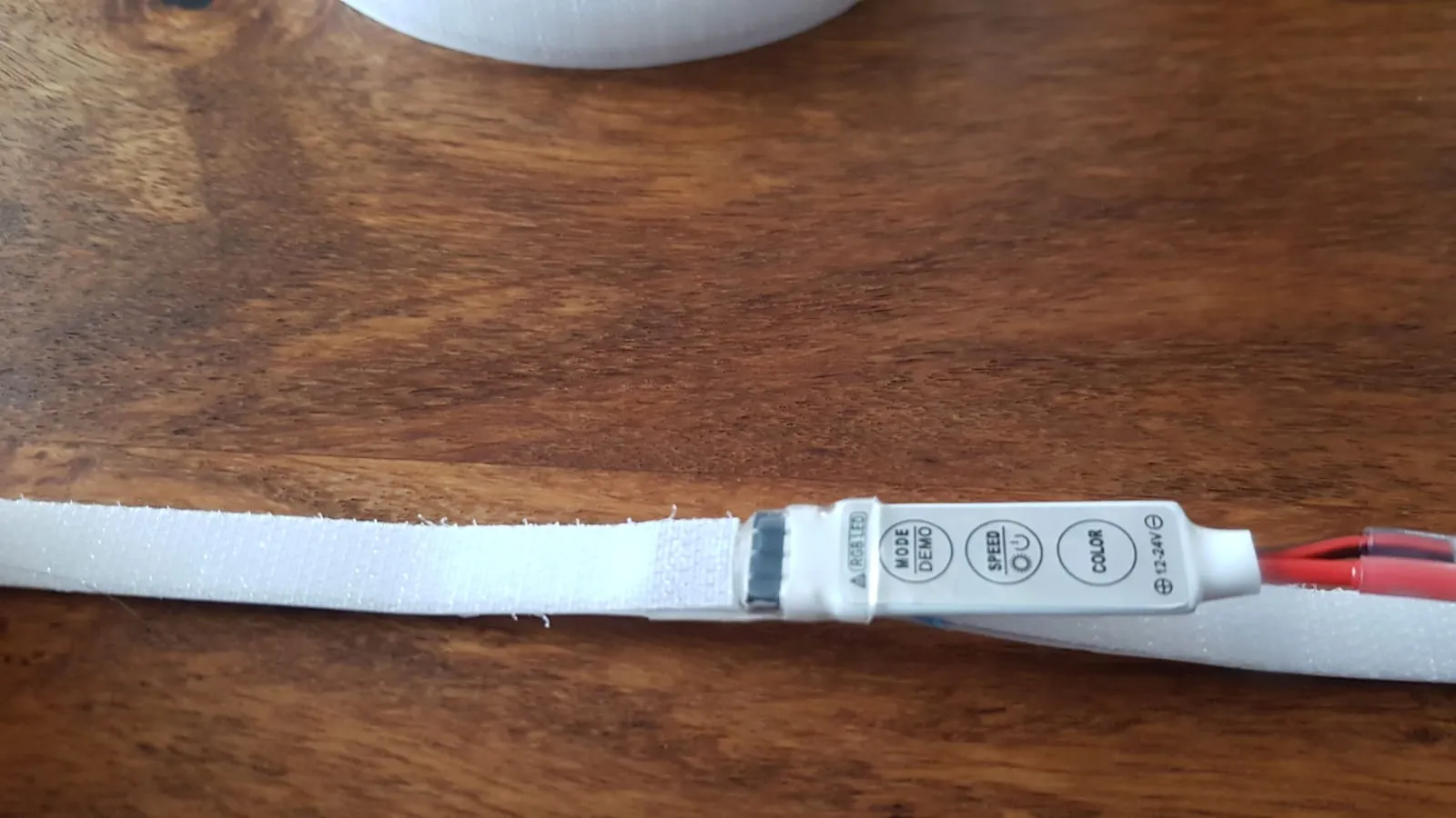 Contrôleur RGB monté dans la continuité du ruban LED sur velcro