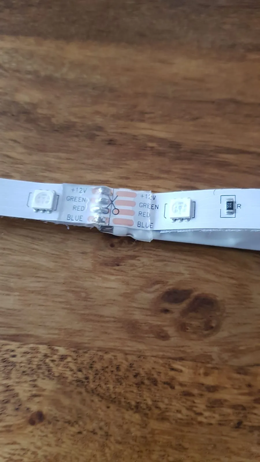 Jonction entre deux segments de ruban LED fixés sur velcro