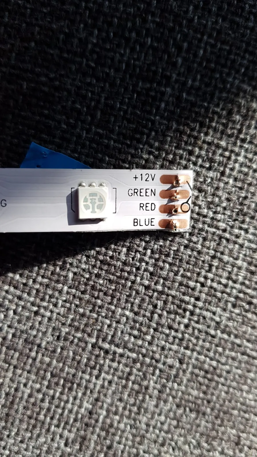 Extrémité du ruban LED RGB avec les pastilles +12 V, Green, Red et Blue