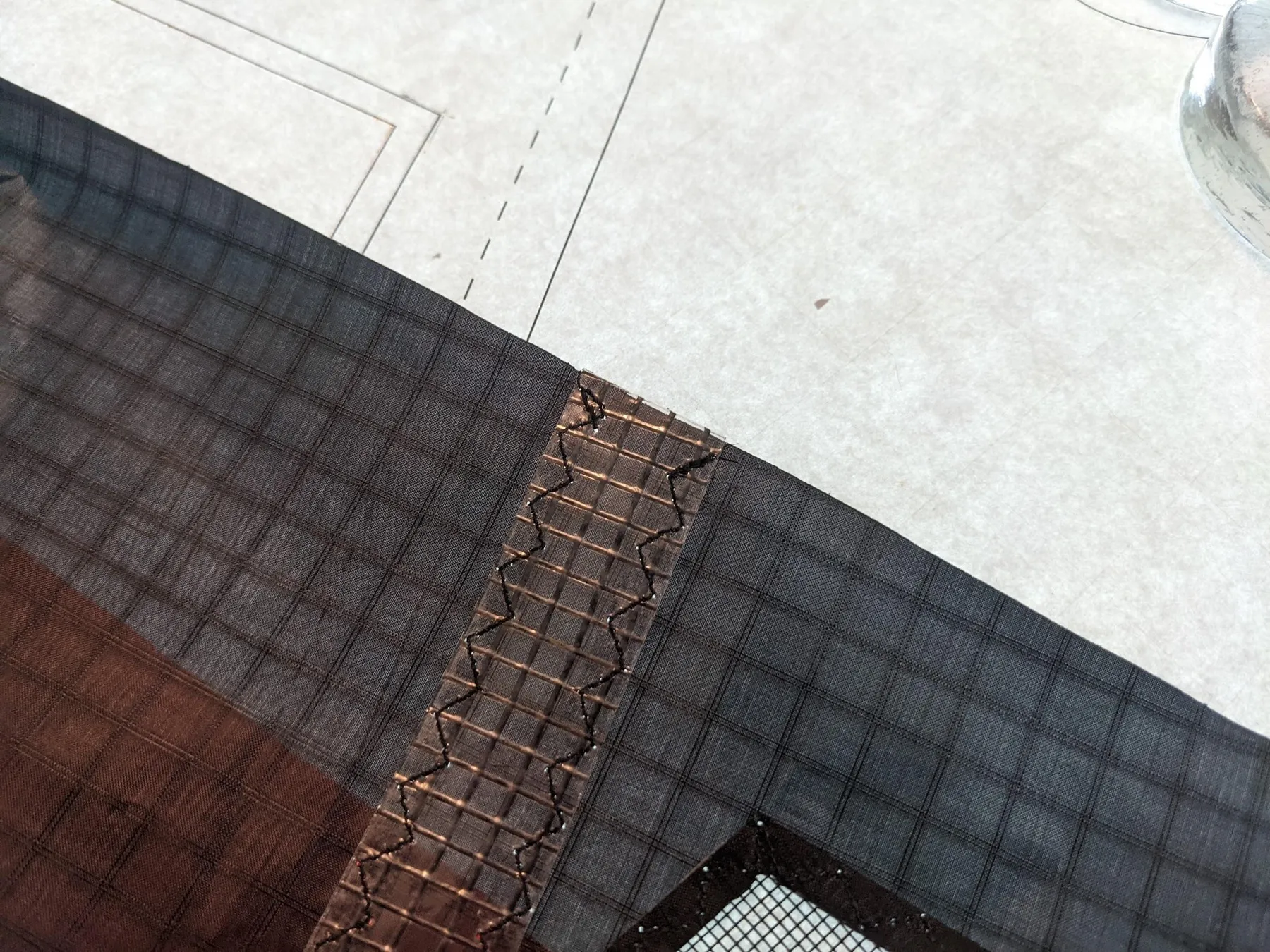 A vertical wear strip sewn along both long sides with a multi-step zigzag