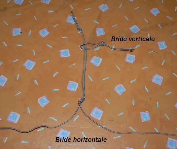 Zoom sur le bridage. En haut, la bride verticale. En bas, la bride horizontale.