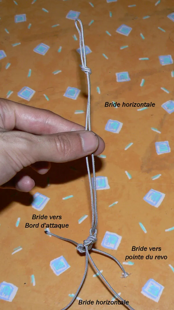Zoom sur le bridage. En haut, la bride horizontale. A gauche, la bride vers le bord d'attaque. A droite, la bride vers la pointe du révo. En bas, la bride horizontale.