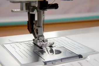 Front sewing foot