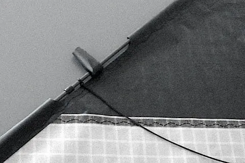Connexion vergue/bord d’attaque assemblée