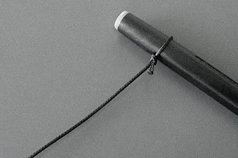 La boucle posée autour du stylo