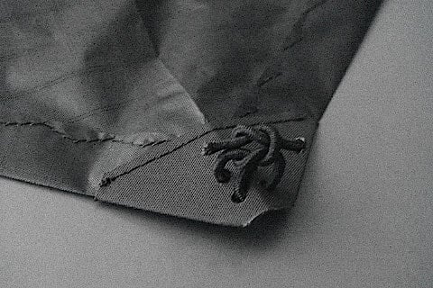 Square knot in the bungi, loose.